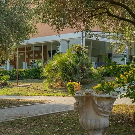 Isa Airport Aparthotel 3*