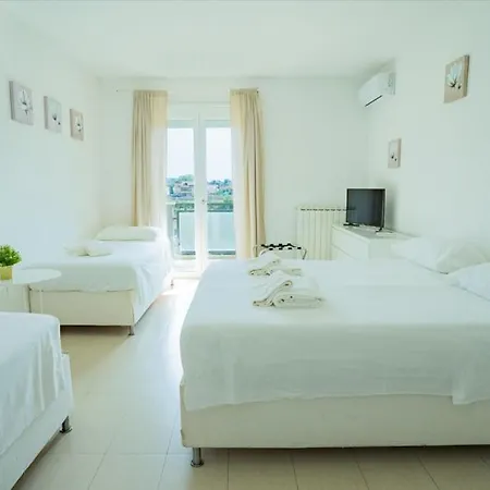 Isa Airport Aparthotel 3*