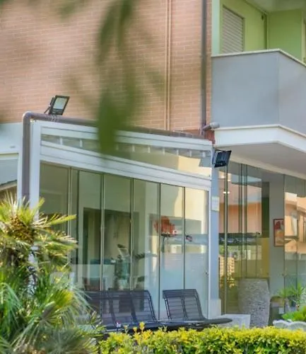 Hotel apartamentowy Isa Airport 3*