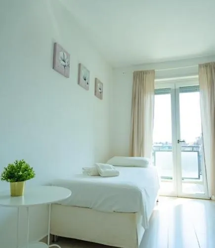 Isa Airport Hotel apartamentowy 3*